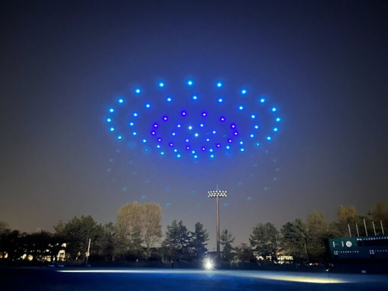 ドローンショー向け国産ドローン100機が伊那スタジアムでテストフライト：メカ設計ニュース MONOist